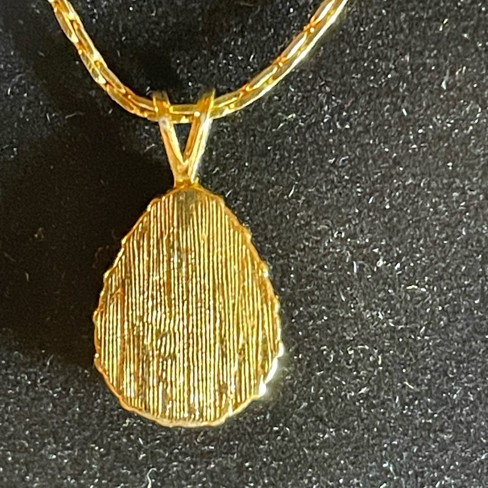 Avon Vintage Pendant with a Sapphire Blue Stone - Picture 7 of 7